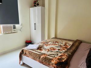 a bed in a room with a room with a sqor sqor at Hotel Crystal Haven in New Delhi +1 photo