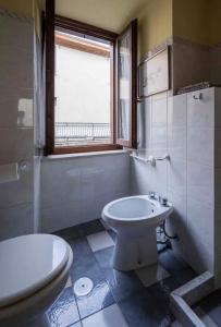 a bathroom with a toilet and a sink at Lo studio di Gabriella in Bolsena