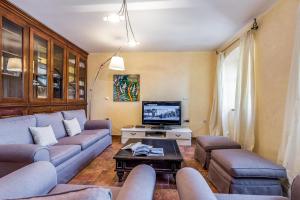 a living room with a couch and a tv at Il Palazzo in Volosko