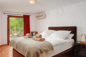 a bedroom with a bed with towels on it at Villa Mistral Montiboli by Buccara in Villajoyosa