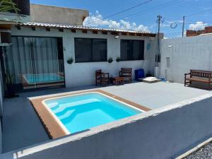 a swimming pool in front of a house at Casa, Park das Águas 2 in Bonito