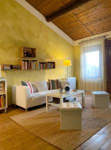 a living room with a white couch and a table at Agriturismo Viridarium in Castellucchio