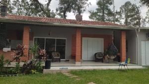 a cat sitting on the roof of a house at Complete Chácara Pool, WiFi 5min Thermas in São Pedro