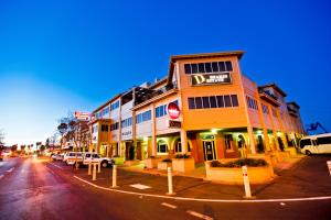 a building on the corner of a city street at Mercure Hotel Mildura in Mildura