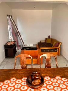 a room with two chairs and a table with a bowl of food at Casa Silvina Tarrafal in Tarrafal
