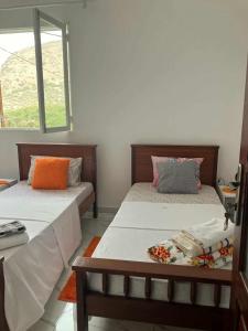 two beds sitting next to each other in a room at Casa Silvina Tarrafal in Tarrafal
