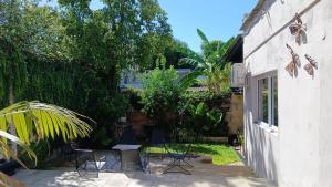 a patio with chairs and a table next to a building at Como en casa in Concordia