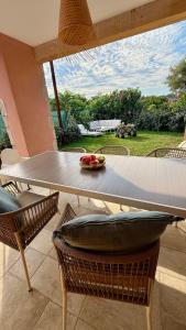 a table with a bowl of fruit on top of it at Casa Paradiso La Cinta San Teodoro in San Teodoro