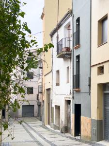 an empty street in an apartment building at Majordoms Retrocentric in Banyoles