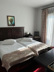 a bedroom with a large bed and a window at Hotel Clasic in Sebeş