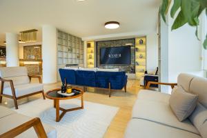 ein Wohnzimmer mit Sofas und einem Fernseher in der Unterkunft Kamer Exclusive Hotel & Suites in Cesme