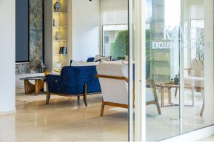 ein Wohnzimmer mit einem blauen Sofa und einem Tisch in der Unterkunft Kamer Exclusive Hotel & Suites in Cesme