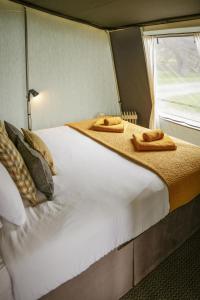 a bedroom with a bed with two towels on it at King Fisher in Nantmel +28 photos