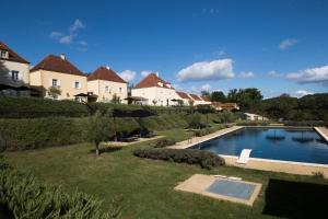 a house with a swimming pool in a yard at Château Les Merles et ses Villas in Mouleydier