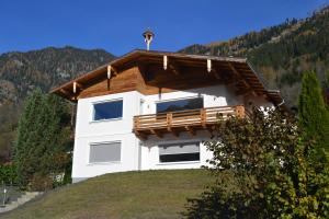 dom na szczycie trawiastego wzgórza w obiekcie AlpenglueckGastein - Private mountain lodge w mieście Bad Hofgastein
