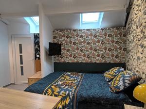 a bedroom with a bed and a wall at La Dilettante - petit déjeuner inclus - 10mn du Parc in Treize-Vents +12 photos