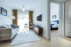 ein Wohnzimmer mit Sofa und ein Schlafzimmer in der Unterkunft Kamer Exclusive Hotel & Suites in Cesme + 27 Fotos