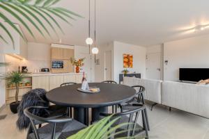 ein Esszimmer mit Tisch und Stühlen in der Unterkunft Flat Scarpato in Kortemark