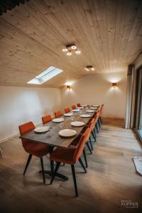 a long conference room with a long table and chairs at Le Grand Cerf 25 pers, Malmedy- Chalet rustique, jardin in Malmedy