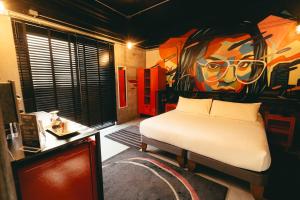 a bedroom with a bed and a painting on the wall at LOFT Hotel by Sommelier Hoteles in Santiago