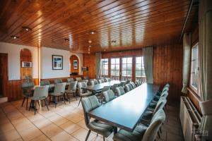 a conference room with a long table and chairs at Le Gagnage 31 pers- Malmedy, rustique, vue, wellness in Malmedy
