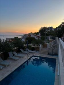 Baseinas apgyvendinimo įstaigoje Luxury Beachfront Villa Carlisa arba netoliese