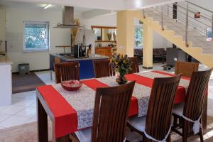 a kitchen and dining room with a table and chairs at Villa Vinko in Donje Raštane