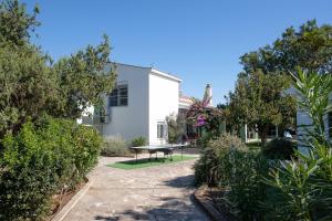 a garden with a picnic table in front of a building at Villa Vinko in Donje Raštane
