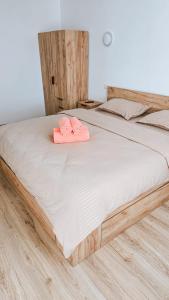 a bed with two pink towels on top of it at Cosy apart 3 Fagaras in Făgăraş