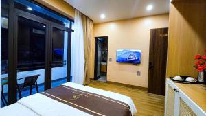 a hotel room with a bed and a table at Ha Anh Villa Ninh Binh in Ninh Binh +35 photos