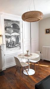 a dining room with a white table and chairs at Maison d'hôte Les Allois in Limoges