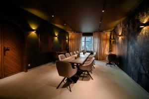 a dining room with a long table and chairs at The Resting Place in Lemgo