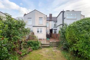 an exterior view of a house at Manor Castle View 3BR House Free Parking & Garden in Victoria