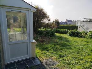 a door in the grass next to a yard at Maison à L'île Grande in Pleumeur-Bodou +5 photos