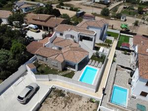 an aerial view of a house with a swimming pool at Villetta Maluva - Budoni in Budoni