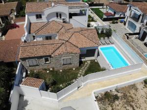 an aerial view of a house with a swimming pool at Villetta Maluva - Budoni in Budoni