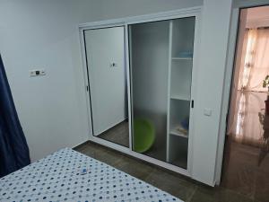 a glass closet with a glass door in a room at Chez Fortes in Porto Novo