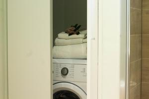 a stack of towels sitting on top of a washing machine at Parco Hermitage - Vila Camelia in Porto Valtravaglia