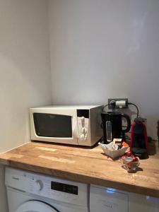 a microwave sitting on top of a kitchen counter at Casa 17 Confolens in Confolens