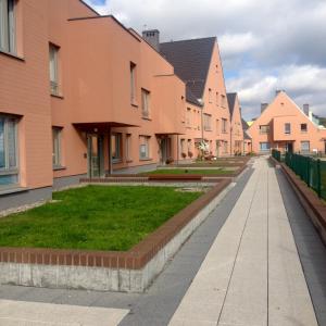 una fila de casas en una calle en Apartament Nad Galerią, en Stargard