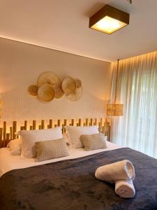 a bedroom with a large bed with baskets on the wall at Chalé Mar e Sol, Marina e Resort Angra in Angra dos Reis +56 photos