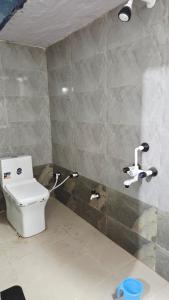 a bathroom with a toilet and a sink at Radha Rani Guest House in Sīkar