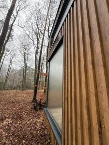 a glass window on the side of a building at Pomiedzy debami - domki in Emilia +1 photo