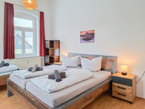 a bedroom with two beds with white pillows at Haus Felsenpost in Stadt Wehlen