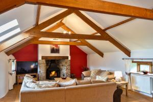 a living room with a couch and a fireplace at Finest Retreats - Oak Leaf Cottage in Beaworthy