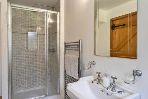 a bathroom with a sink and a shower at Finest Retreats - Oak Leaf Cottage in Beaworthy +16 photos