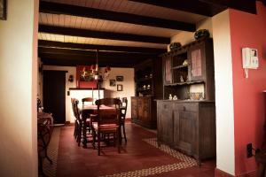 una cucina con tavolo da pranzo e sedie di Cottage Nostalgia a Damme