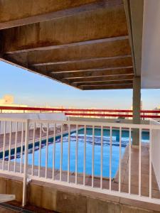 a view of the water from the balcony of a building at Flat Próximo Shopping Santa Úrsula in Ribeirão Preto