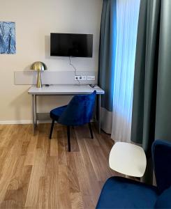 a room with a desk and a blue chair at Townhouse Düsseldorf in Düsseldorf +34 photos