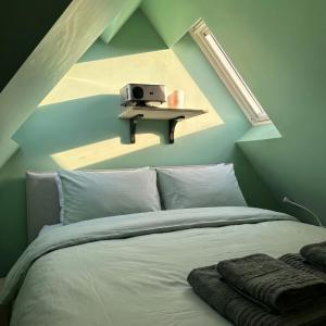 a bedroom with a bed with a ceiling with a bed sidx sidx sidx at Jungle Suite - Sauna et Relaxation in Arras